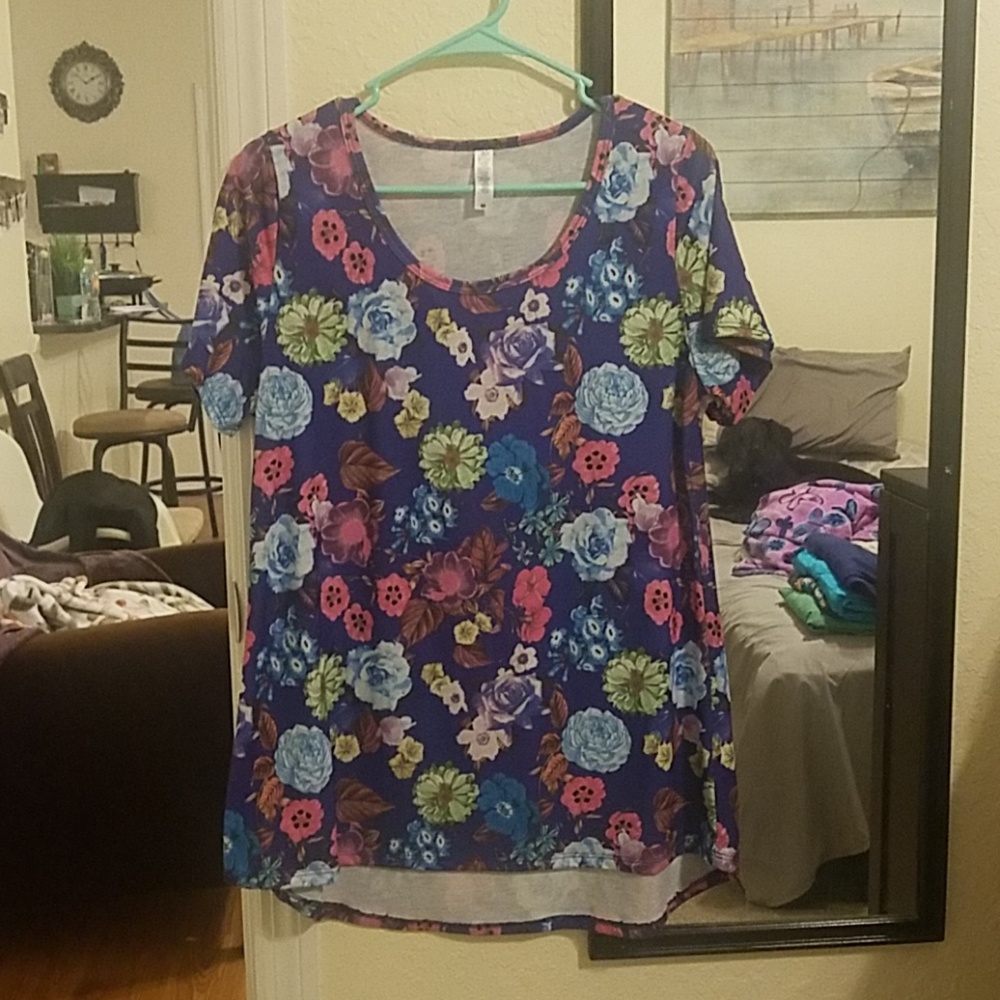 Medium Lularoe Classic Tee